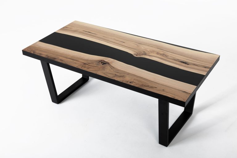 Szary stół drewniany z czarną żywicą epoksydową