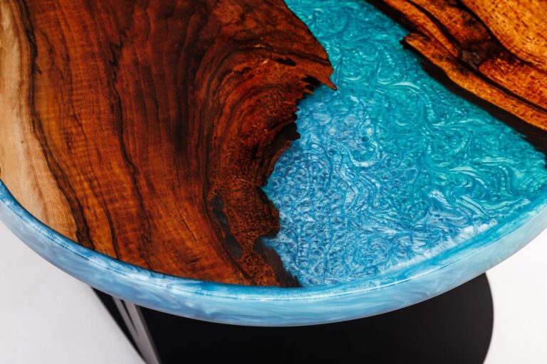 Stół z niebieską żywicą „Havasu”