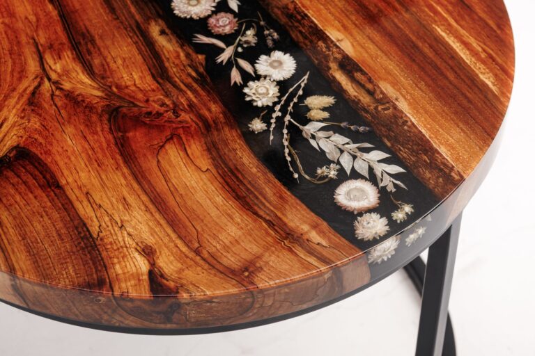 Stolik kawowy z czarną perłową żywicą "Eclipse", orzech