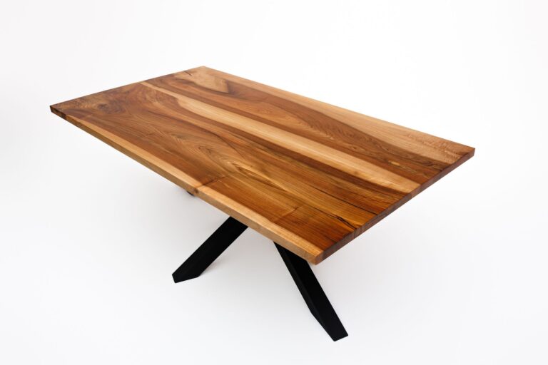 Drewniany stół do jadalni